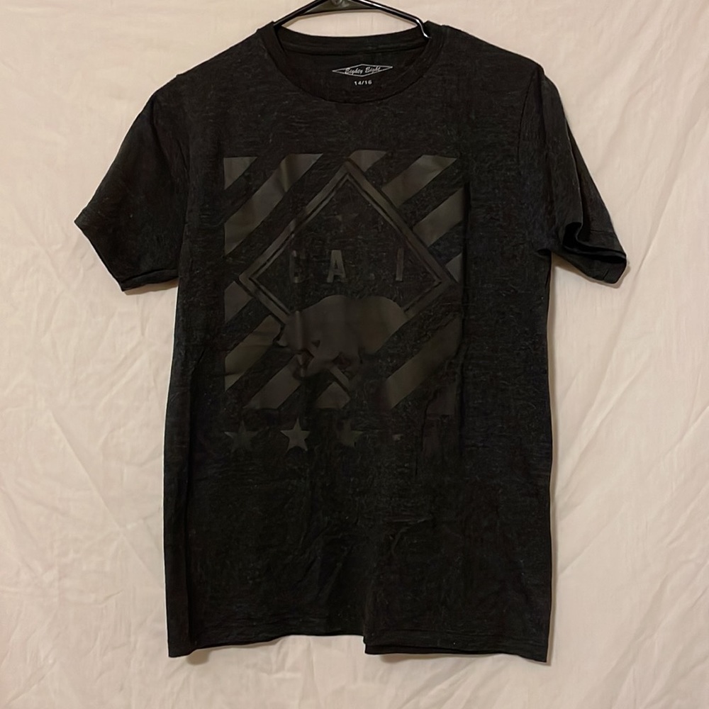 Dark gray Cali t-shirt.